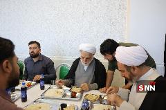وقتی رئیس قوه قضائیه ناهار را کنار دانشجویان ایلام صرف کرد + تصاویر وقتی رئیس قوه قضائیه ناهار را کنار دانشجویان ایلام صرف کرد + تصاویر