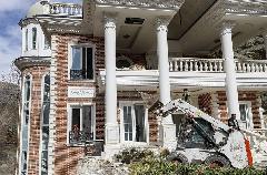 چرا تخریب قسمت غیرمجاز ابر ویلای شخص ذی نفوذ زمانبر شد؟! چرا تخریب قسمت غیرمجاز ابر ویلای شخص ذی نفوذ زمانبر شد؟!