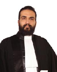 محمد حسین شیخ بابائی وکیل پایه یک دادگستری شهر همدان و عضو کانون وکلای همدان