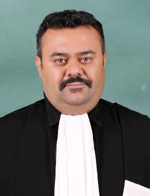 امین اکبری مقدم وکیل پایه یک دادگستری شهر اراک و عضو کانون وکلای مرکزی (اراک)